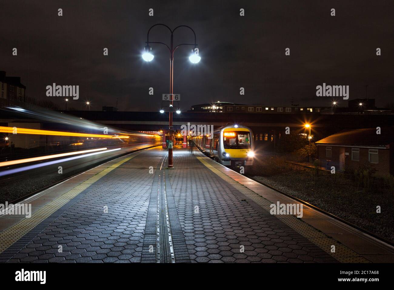 Train 168215 de classe 168 Chiltern Railways, qui attend la gare de London Marylebone pendant le départ d'un autre train Chiltern Banque D'Images