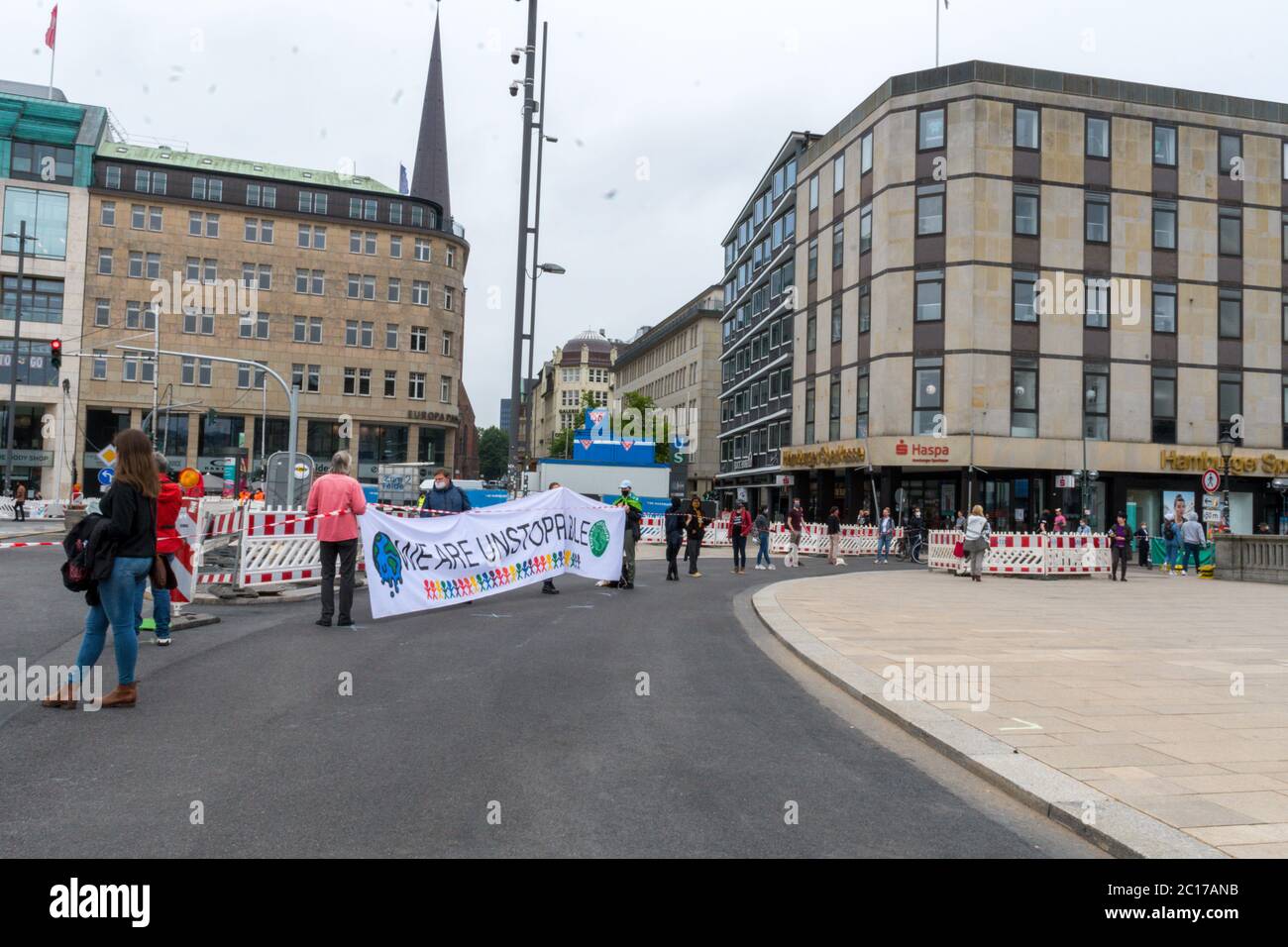Bürgerbündnisse und Parteien Hamburg, So geht Solidarisch - Menschenkette,  Band der Solidarität, Rathausplatz - bis ehemaliger Standplatz Lampedusa-Ze  Photo Stock - Alamy