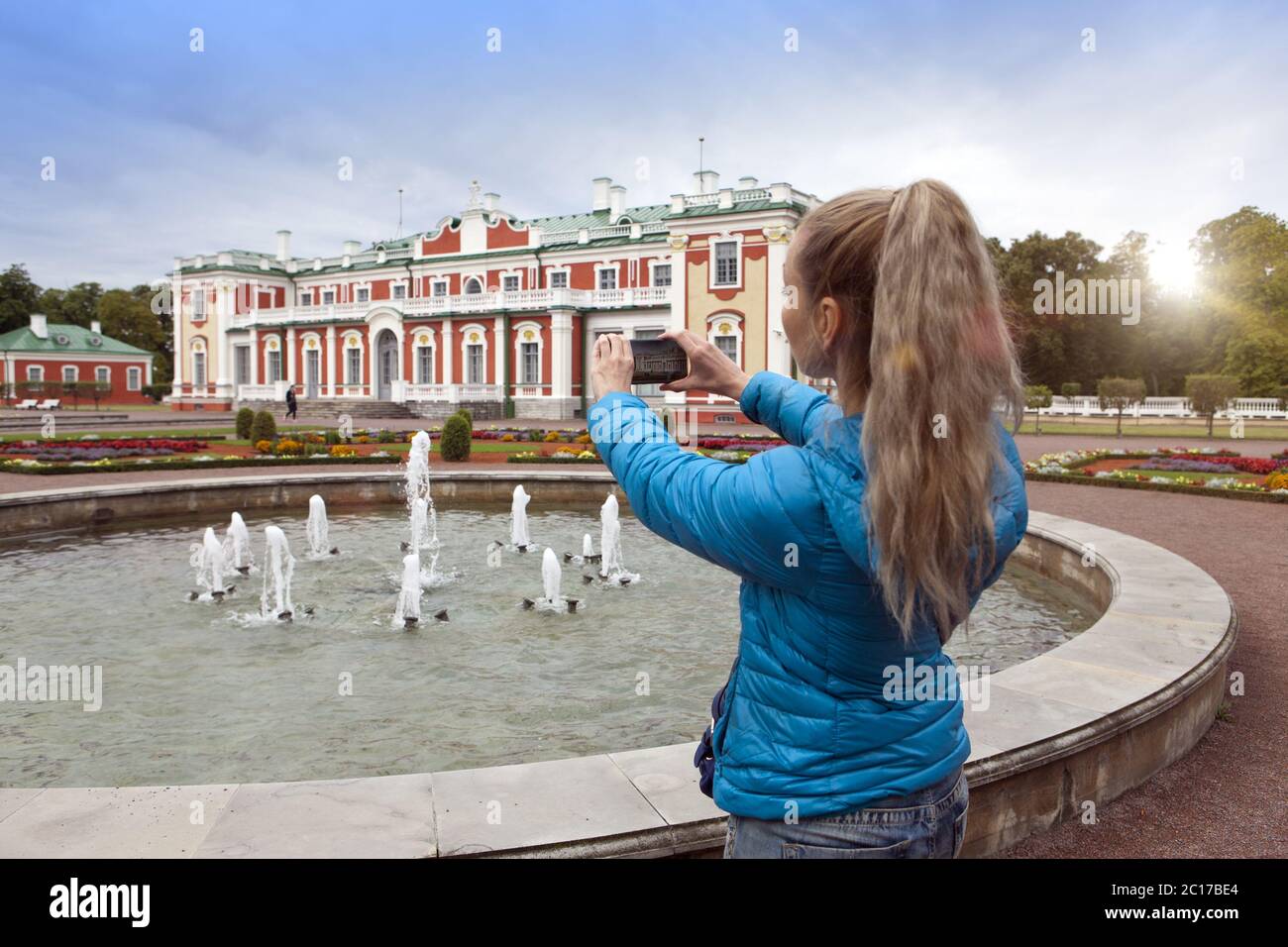 La femme photographie le palais Kardiorg au parc Kadriorg par téléphone à Tallinn, Estonie. Banque D'Images