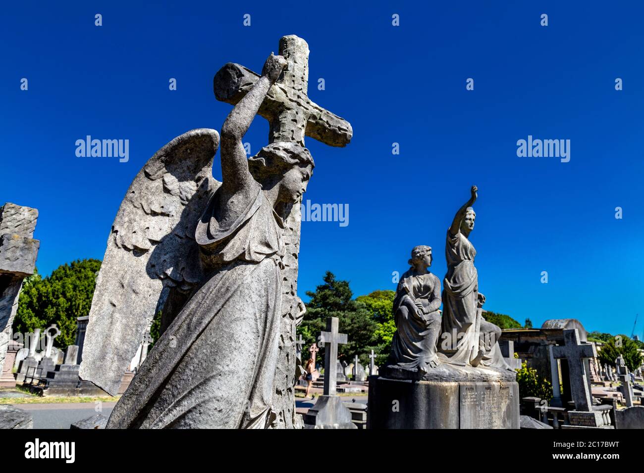 Ange avec croix, monuments funéraires au cimetière de Brompton, Londres, Royaume-Uni Banque D'Images