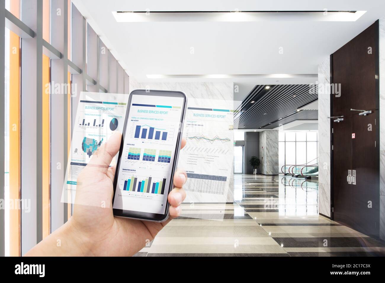 Téléphone mobile avec Mobile Office dans la salle moderne Banque D'Images