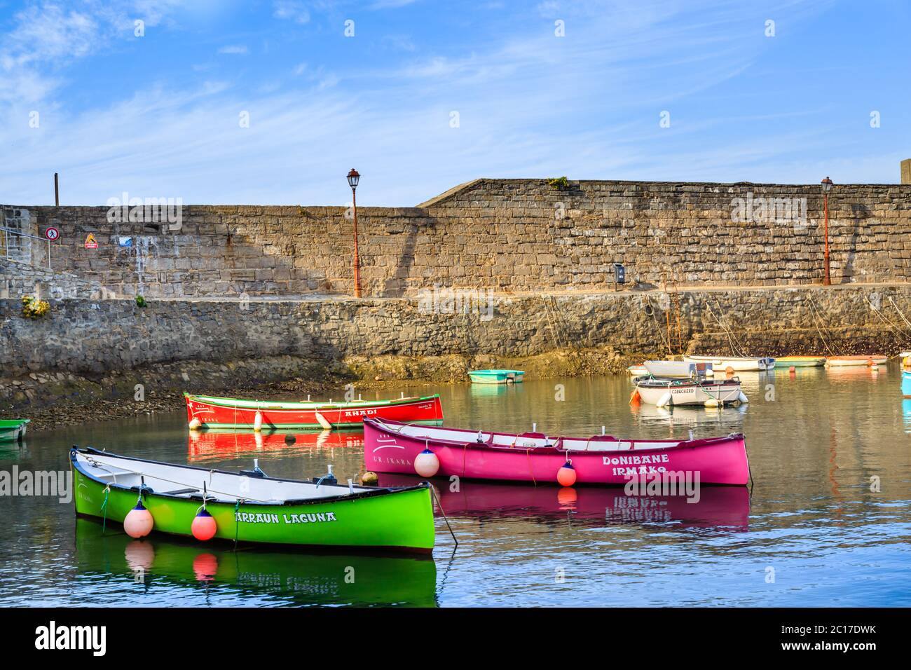 Ciboure, France - 26 septembre 2016 : port de pêche de Ciboure, pays basque. Petits bateaux à poissons colorés sur le vieux port du c Banque D'Images