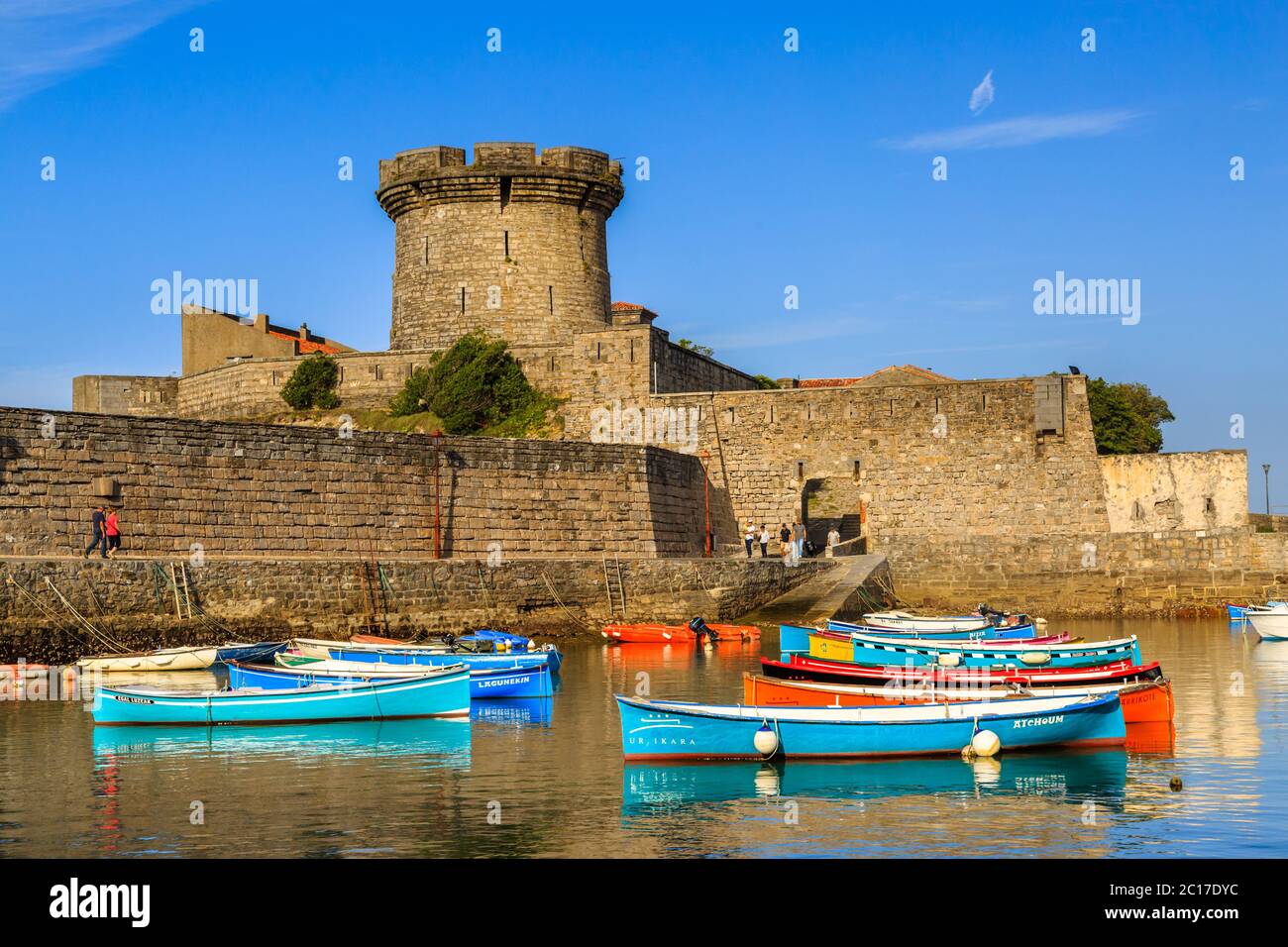 Ciboure, France - 26 septembre 2016 : port de pêche de Ciboure, pays basque. Petits bateaux à poissons colorés sur le vieux port du c Banque D'Images