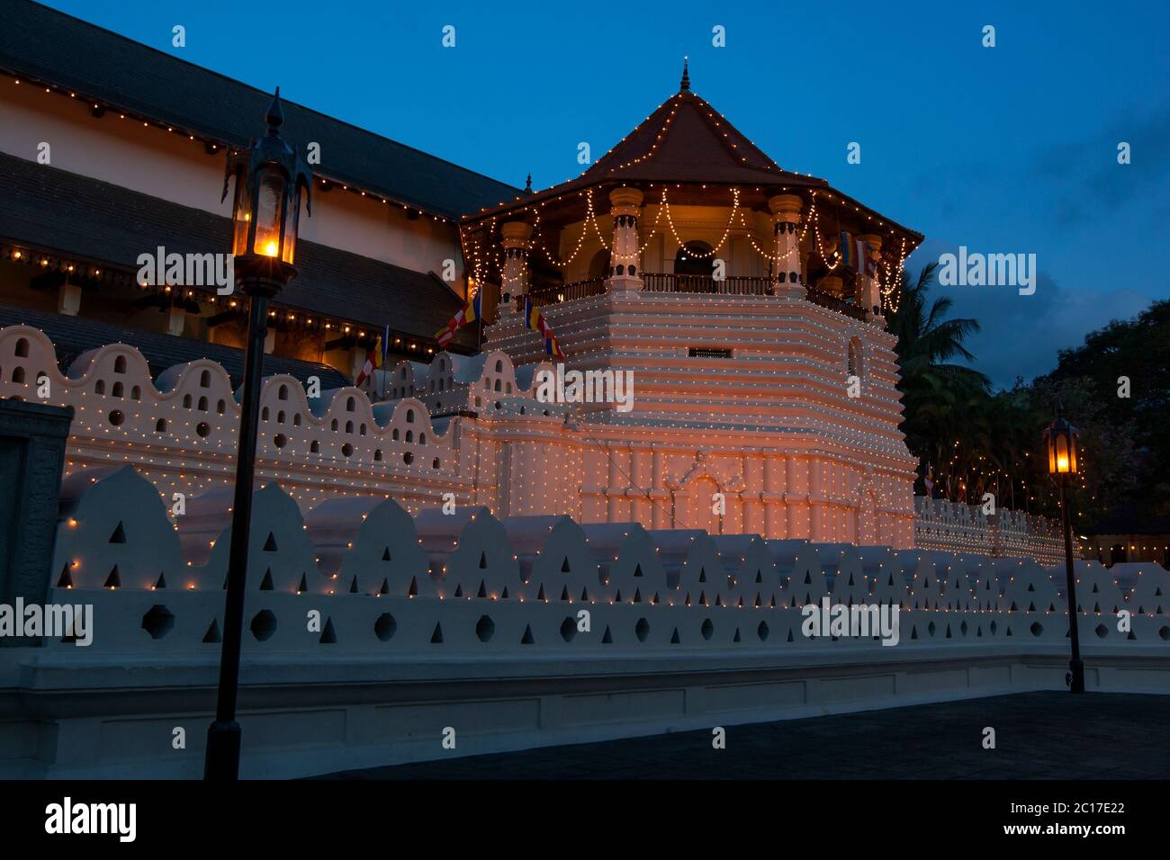 La tour octogonale adjacente à l'entrée du temple bouddhiste de la relique de la dent sacrée à Kandy au Sri Lanka au crépuscule. Banque D'Images