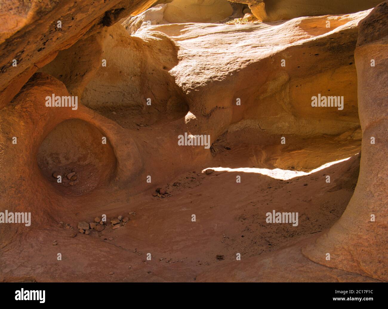 Une grotte et une ouverture dans une roche érodée Banque D'Images