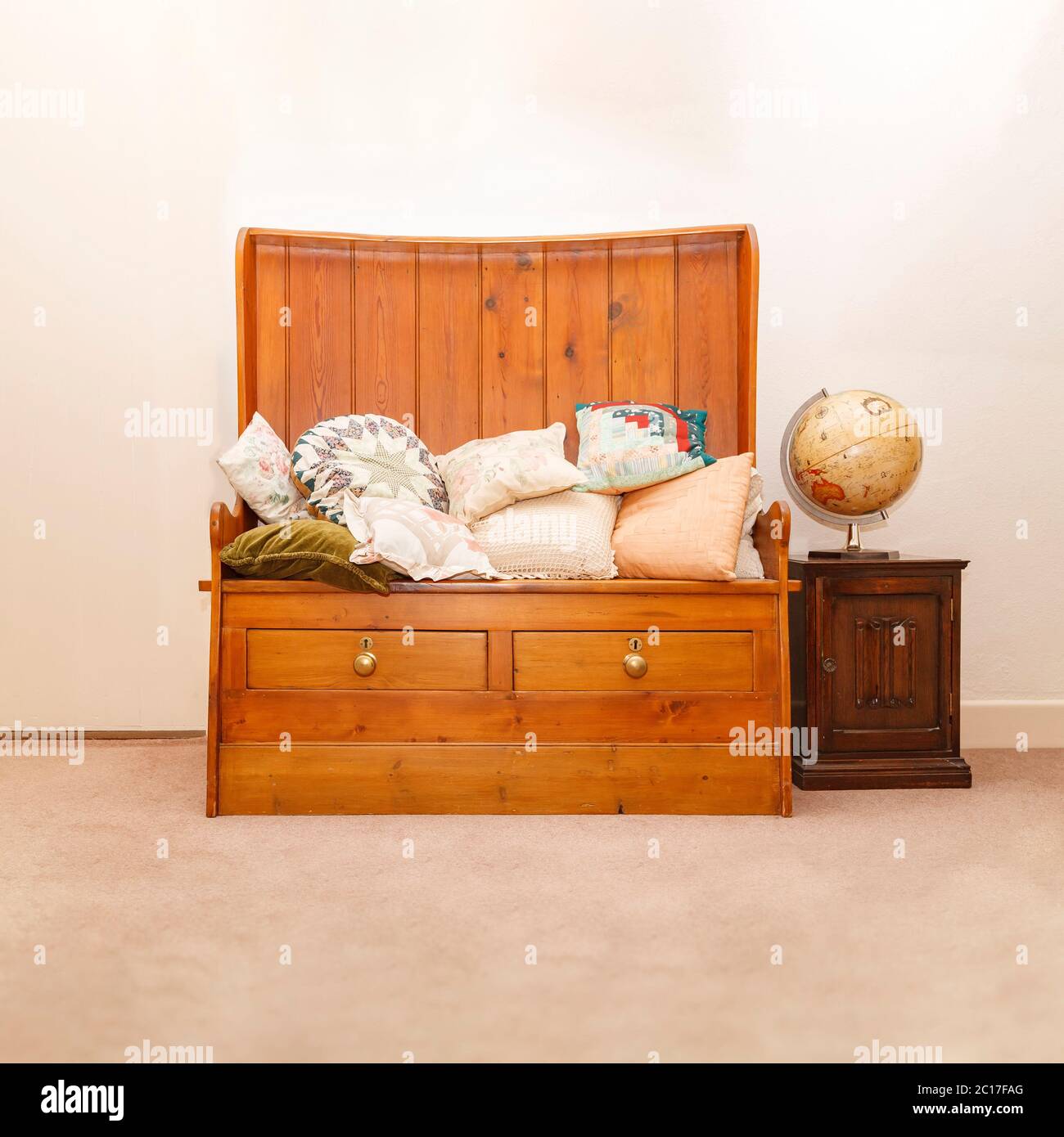 Banquette en bois traditionnelle élégante, mobilier en bois dans une maison britannique Banque D'Images