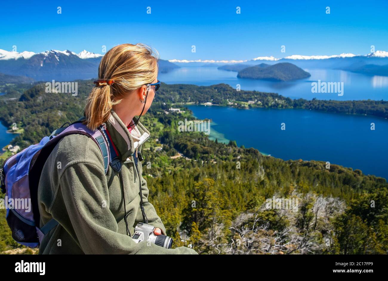 Fille d'admirer la beauté de Lake District argentin Banque D'Images