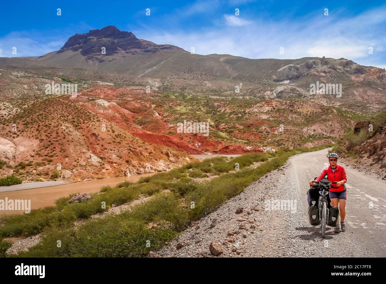 Vélo femme sur la Ruta 40 en Argentine Le Quarenta Banque D'Images