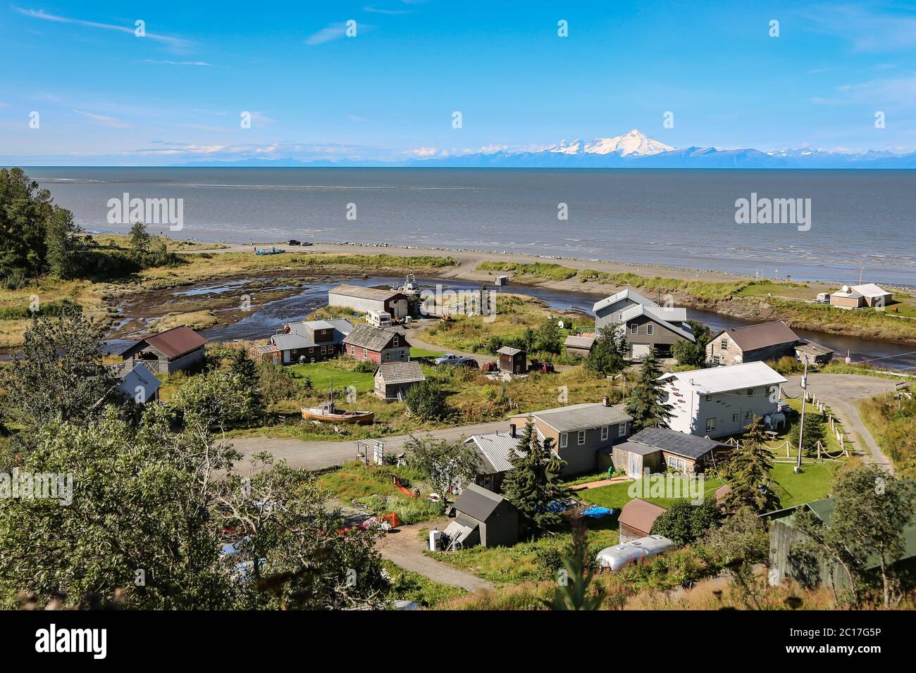 Vue aérienne de Ninilchik petit village autochtone de l'Alaska avec Cook Inlet et volcans aleutiens dans le Th Banque D'Images