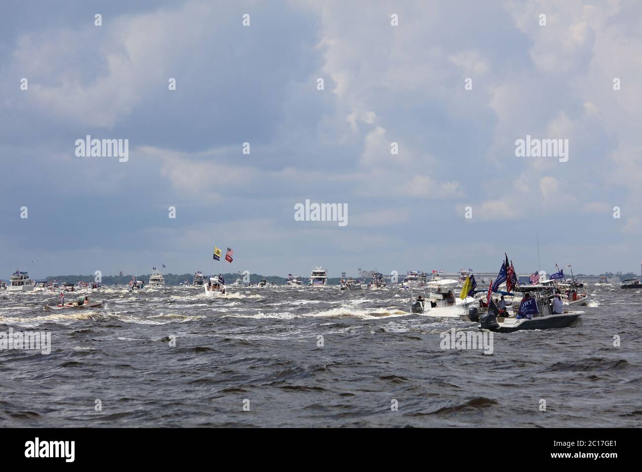 Jacksonville, Floride, États-Unis. 14 juin 2020. Trump Boat Parade au Metropolitan Park, en partant du centre-ville et descendant la rivière St. Johns jusqu'à Fleming Island à Jacksonville, en Floride, le 14 juin 2020. Crédit : Edward Kerns II/Mpi34/Media Punch/Alay Live News Banque D'Images