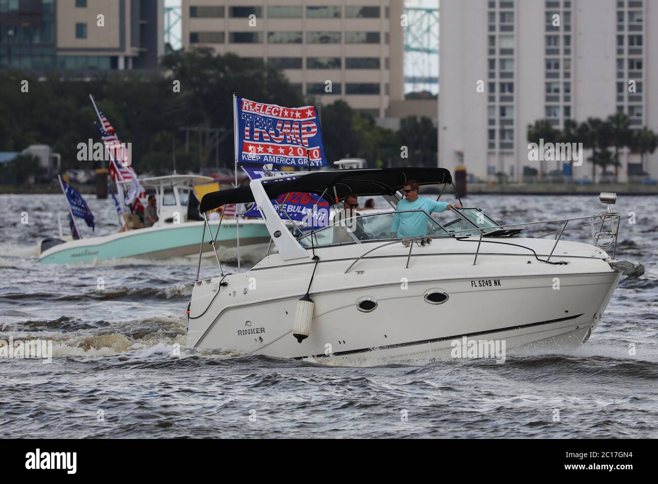 Jacksonville, Floride, États-Unis. 14 juin 2020. Trump Boat Parade au Metropolitan Park, en partant du centre-ville et descendant la rivière St. Johns jusqu'à Fleming Island à Jacksonville, en Floride, le 14 juin 2020. Crédit : Edward Kerns II/Mpi34/Media Punch/Alay Live News Banque D'Images