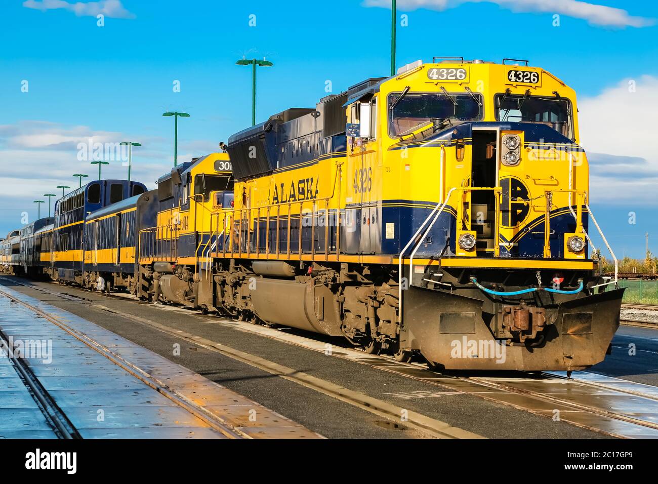 Train bleu et jaune du chemin de fer de l'Alaska à Anchorage, prêt pour le départ vers Denali National Pa Banque D'Images