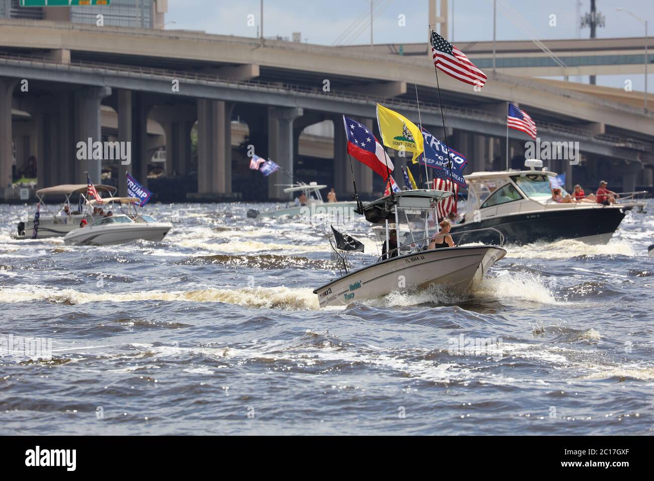 Jacksonville, Floride, États-Unis. 14 juin 2020. Trump Boat Parade au Metropolitan Park, en partant du centre-ville et descendant la rivière St. Johns jusqu'à Fleming Island à Jacksonville, en Floride, le 14 juin 2020. Crédit : Edward Kerns II/Mpi34/Media Punch/Alay Live News Banque D'Images