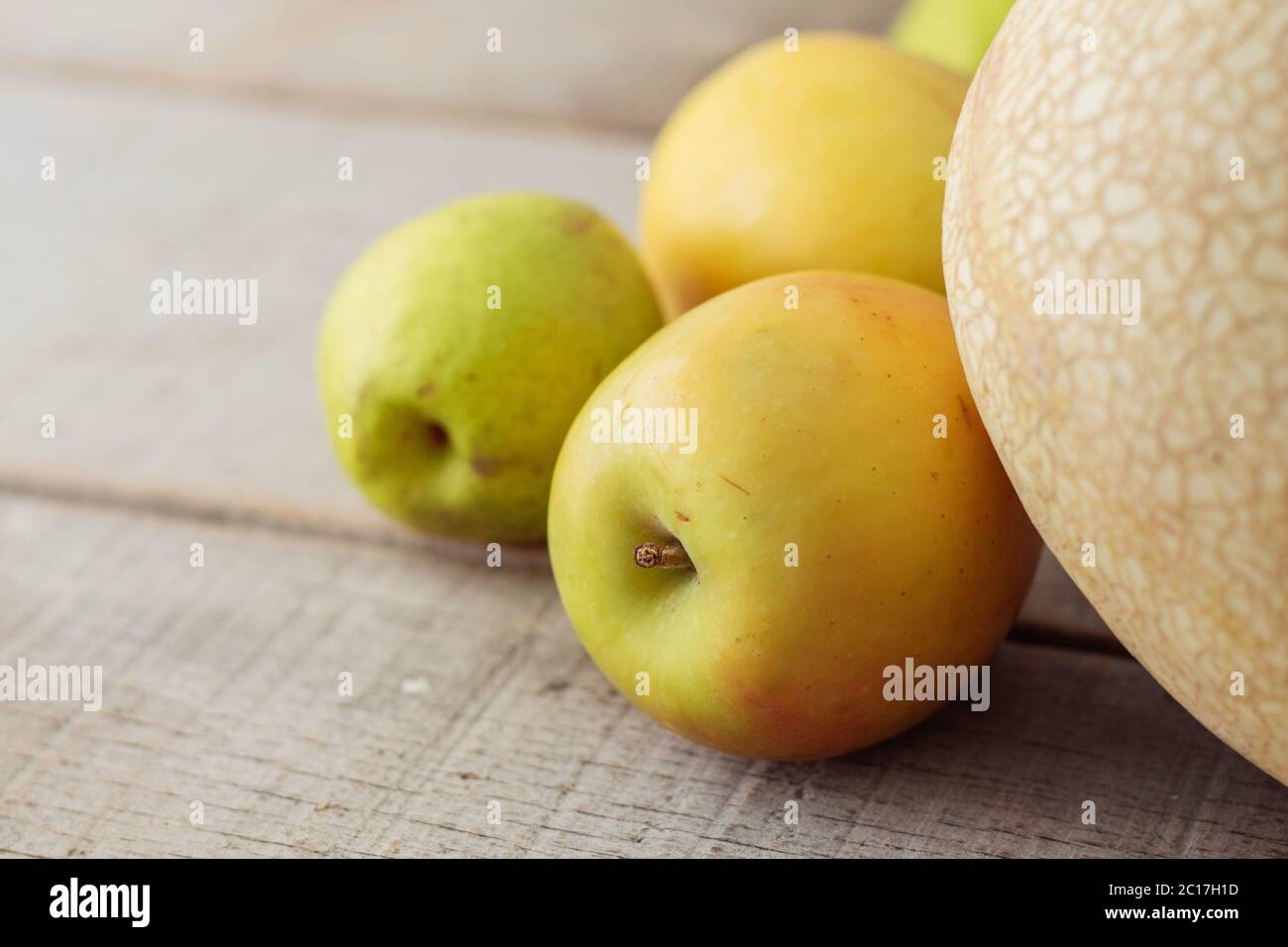 Pommes sur parquet. Banque D'Images