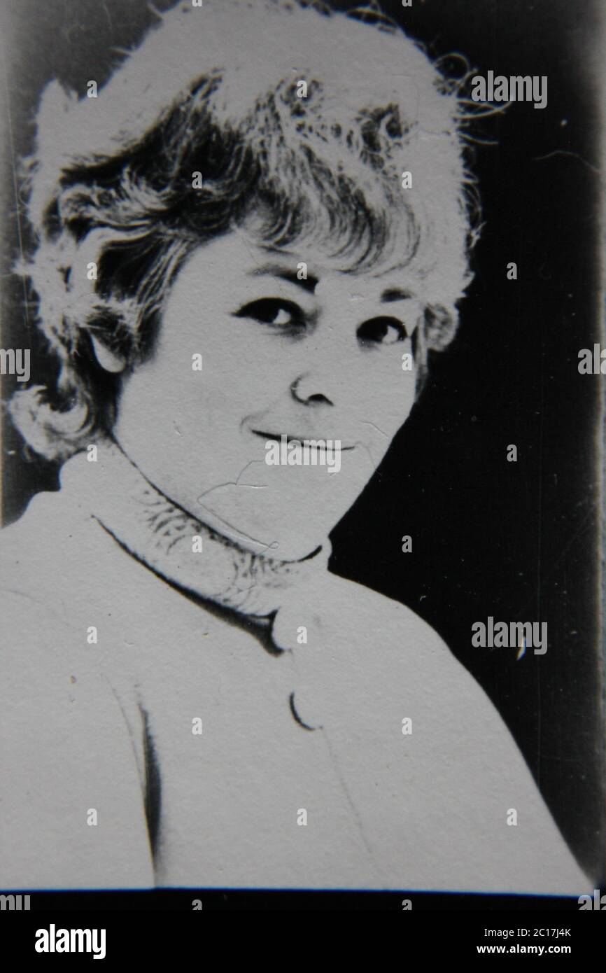 Fin années 70 vintage noir et blanc extrême photographie d'une femme forterysomething heureuse souriant. Banque D'Images