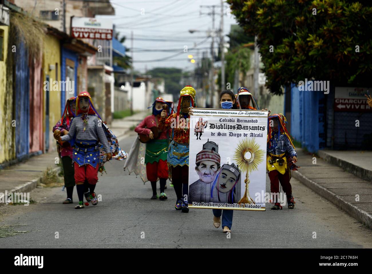 14 juin 2020, San Diego, Carabobo, Venezuela : 4 juin 2020. Les résidents de la municipalité de San Diego de l'état de Carabobo ont célébré le corpus chiristi avec des costumes colorés qui identifient la ville de la fraternité. Vêtus de petits diables et ne intégrant pas les cofrdis traditionnels des autres États du Venezuela, les Sandiegan ont rejoint la célébration chrétienne. Ils dansaient et apportaient la pluie, comme cela se produit traditionnellement depuis le début du festival au siècle dernier. La danse a été déclarée patrimoine culturel intangible de l'humanité par l'UNESCO. (Image de crédit: © Juan Carlos Hernandez/ZUM Banque D'Images