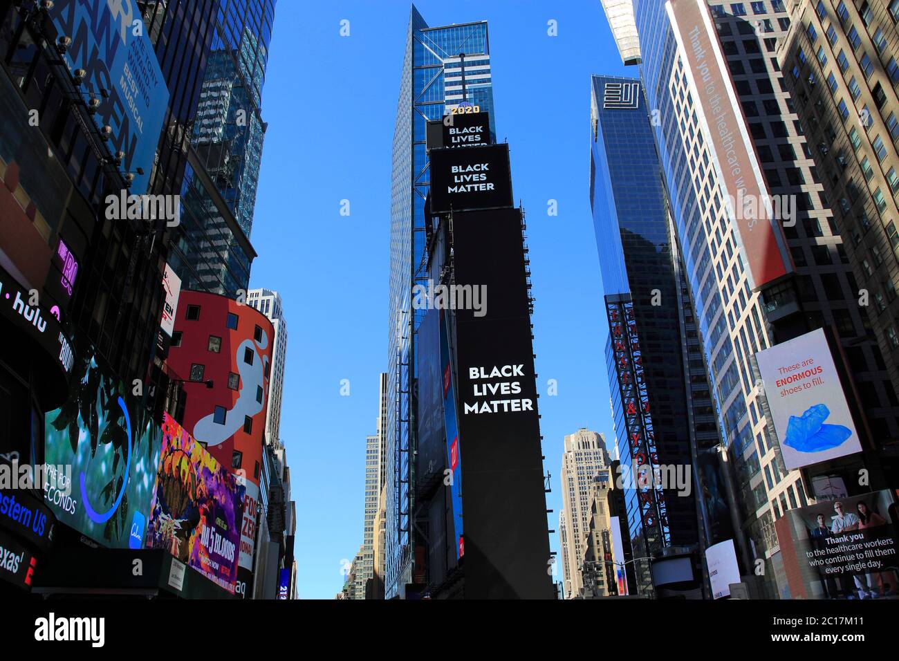 Les vies noires comptent sur le panneau publicitaire de Times Square. Le meurtre de George Floyd alors qu'il était sous la garde de la police de Minneapolis a suscité des protestations dans tout le pays autour des États-Unis demandant justice et changement. 1 Times Square, Manhattan, New York City, États-Unis. 13 juin 2020 Banque D'Images