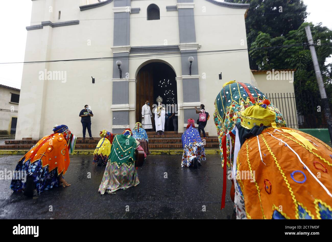 14 juin 2020, San Diego, Carabobo, Venezuela : 4 juin 2020. Les résidents de la municipalité de San Diego de l'état de Carabobo ont célébré le corpus chiristi avec des costumes colorés qui identifient la ville de la fraternité. Vêtus de petits diables et ne intégrant pas les cofrdis traditionnels des autres États du Venezuela, les Sandiegan ont rejoint la célébration chrétienne. Ils dansaient et apportaient la pluie, comme cela se produit traditionnellement depuis le début du festival au siècle dernier. La danse a été déclarée patrimoine culturel intangible de l'humanité par l'UNESCO. (Image de crédit: © Juan Carlos Hernandez/ZUM Banque D'Images