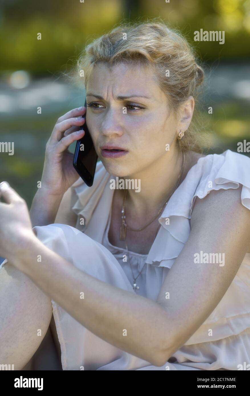 Fille parlant au téléphone et étant choquée Banque D'Images