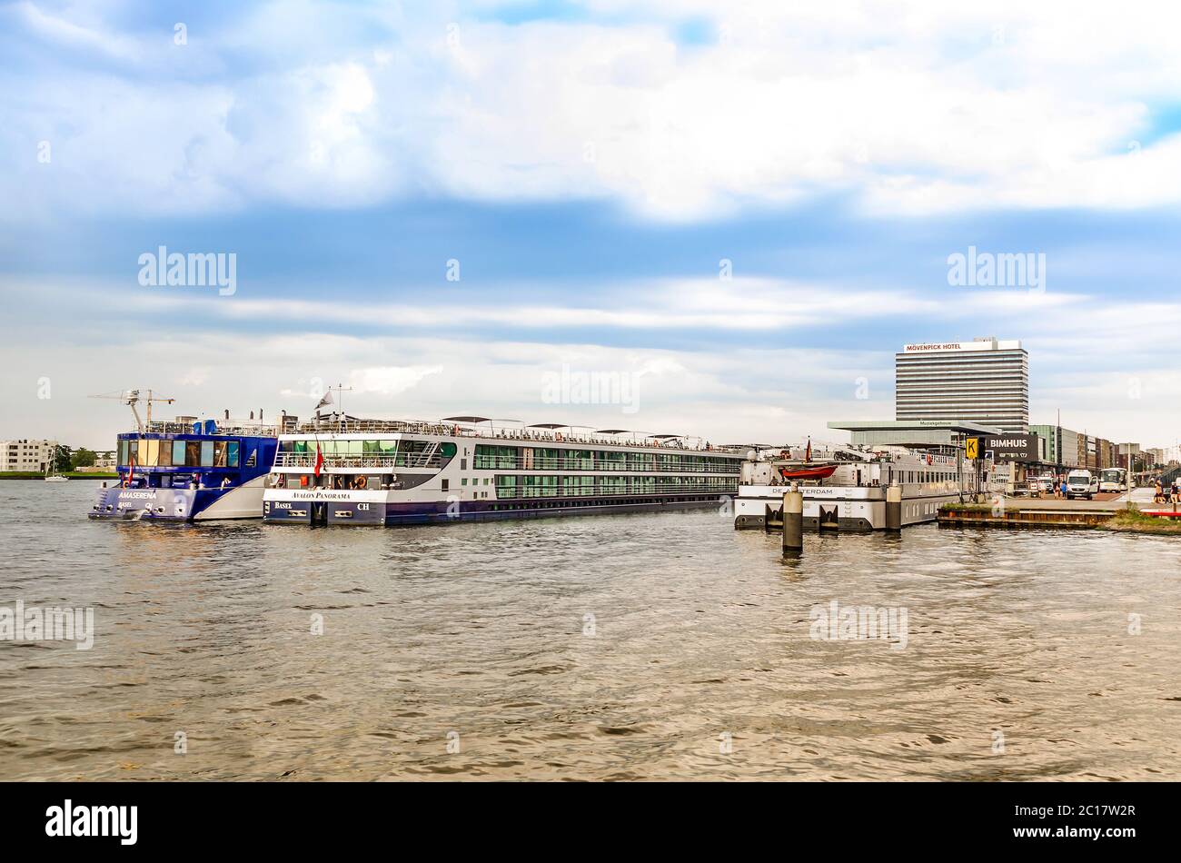 AMSTERDAM, HOLLANDE - 31 AOÛT 2019 : vue panoramique sur le port d'Oosterdok, le port de PTA Passenger terminal. Vue sur la rivière IJ avec Banque D'Images