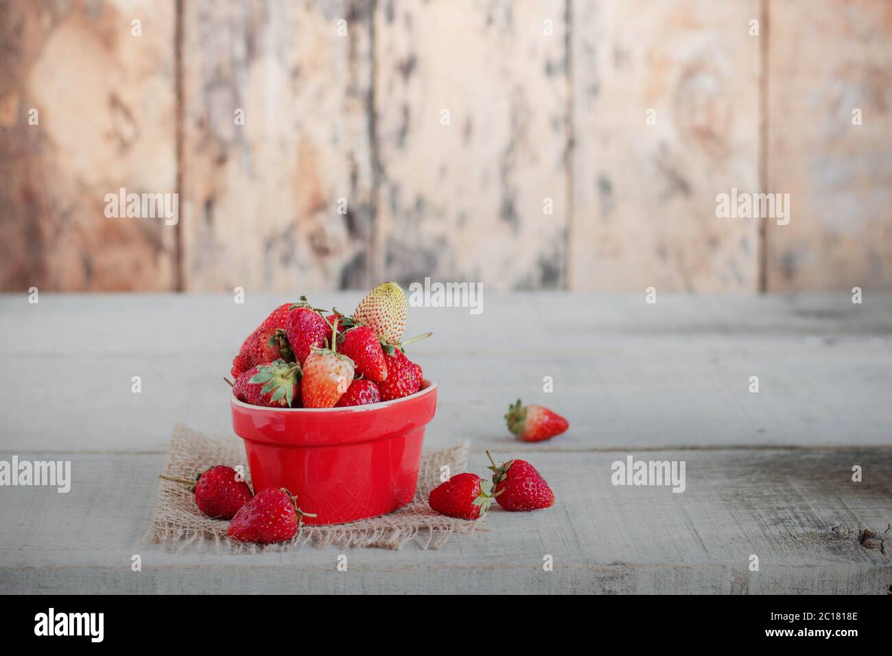 Fraises en tasse rouge. Banque D'Images