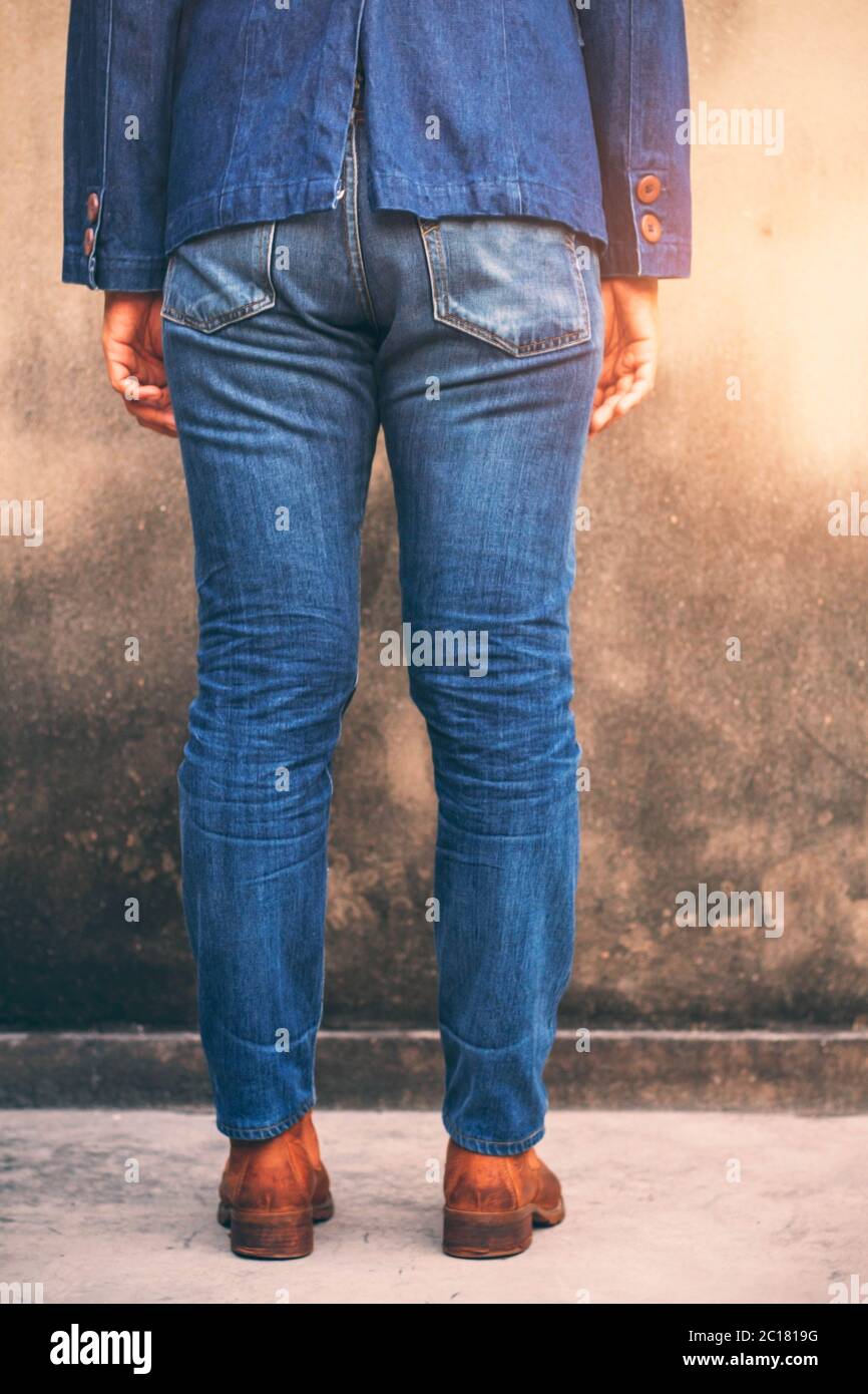 Femme avec jeans bleu mode. Banque D'Images