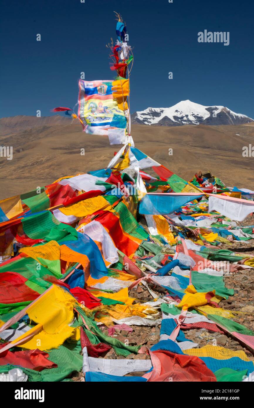 Drapeaux de prière au col de Gyatso, où le vent lit la prière avec chaque rabat, le Tibet Banque D'Images Drapeaux de prière au col de Gyatso, où le vent lit la prière avec chaque rabat, le Tibet Banque D'Images
