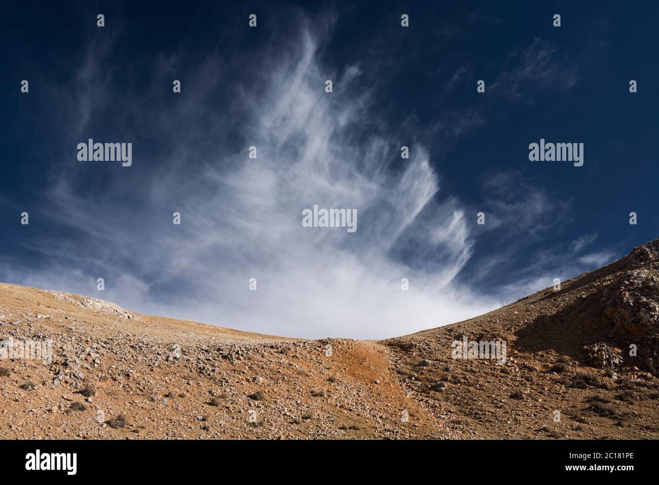 Des nuages de cirrus particuliers s'élèvent des collines sèches, le Tibet Banque D'Images