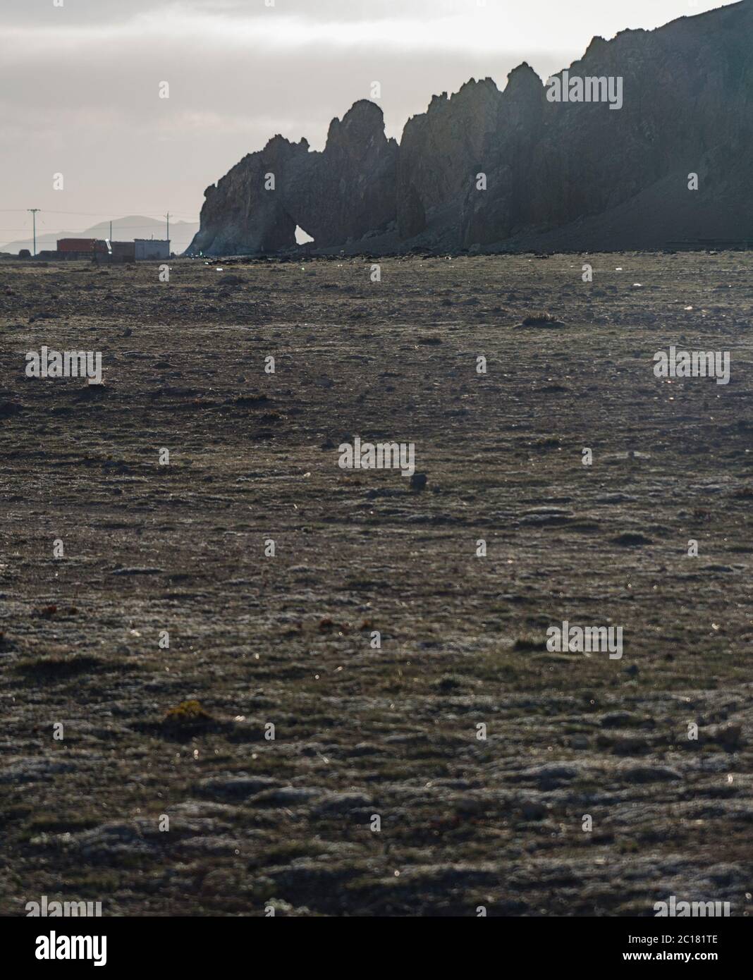 Les vagues et les marées du lac Nam ont sculpté ses rives dans des formes que l'on trouve habituellement seulement par l'océan, le Tibet Banque D'Images