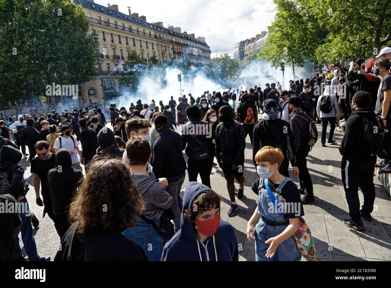 Paris, France. 13 juin 2020. Des gaz lacrymogènes ont été déversés par la police anti-émeute en réponse à des jets de projectiles au cours du rassemblement organisé par le Comité Adama. Banque D'Images