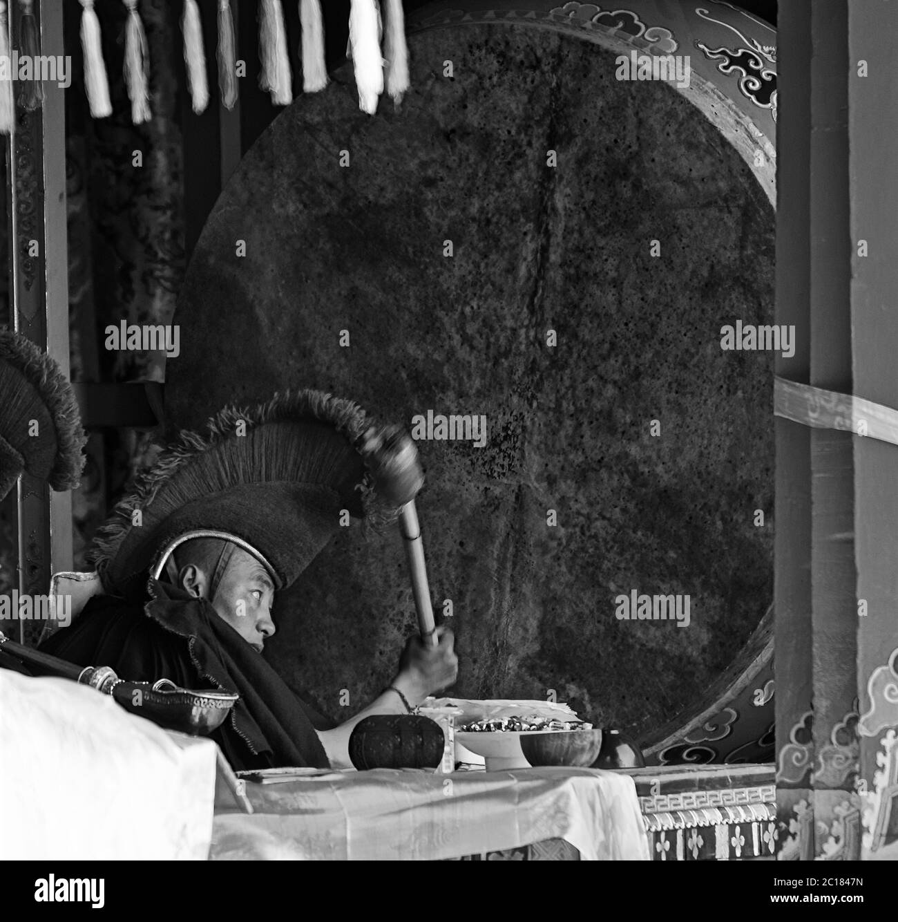 Les moines jouent de la musique pendant le festival du monastère de Tsurphu, au Tibet Banque D'Images