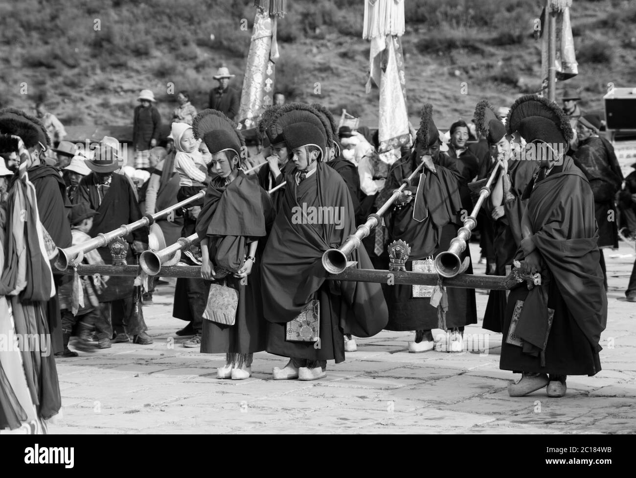 Les moines jouent de la musique pendant le festival du monastère de Tsurphu, au Tibet Banque D'Images