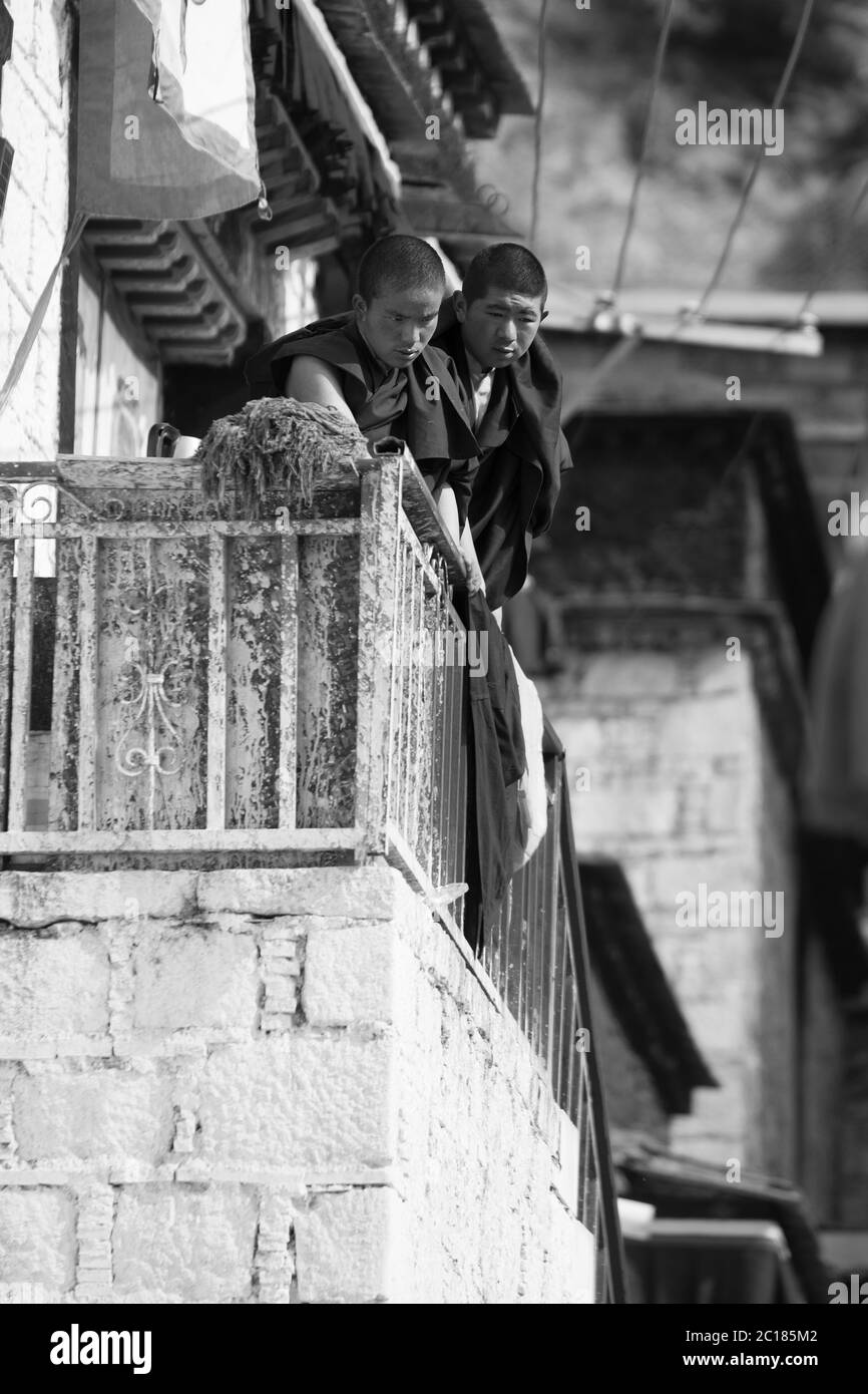 Deux novices regardent la procession depuis le balcon de leur école, le festival du monastère de Tsurphu, Tibet Banque D'Images