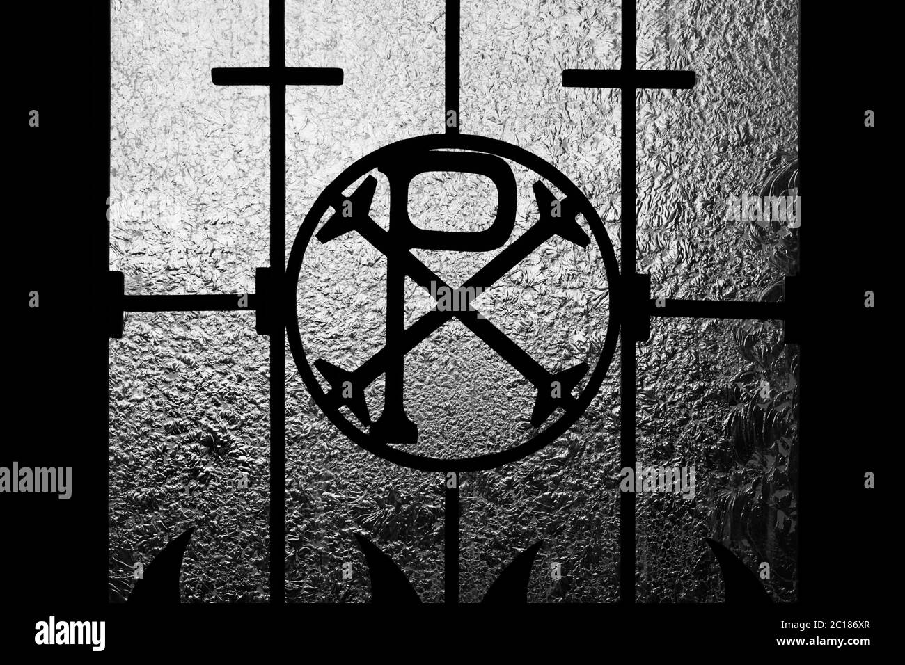 motifs en verre teinté de métal sur les portes vitrées avec thèmes marins. Banque D'Images