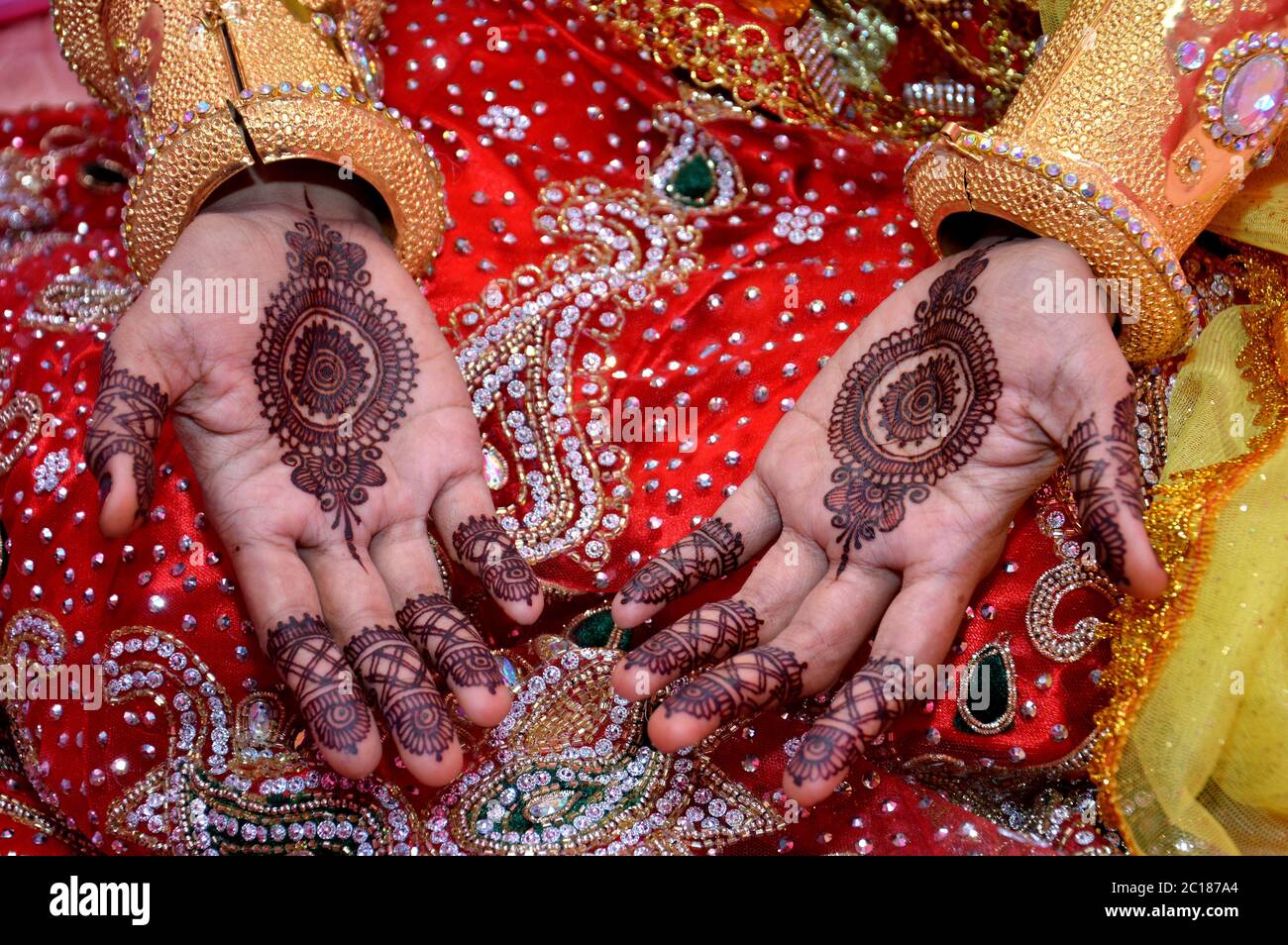 Le henné sur les mains de mariée mariage Indonésien Banque D'Images