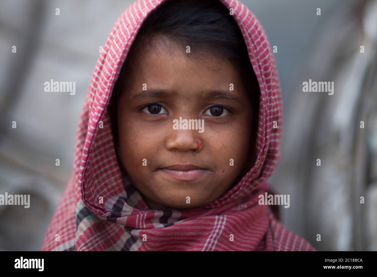 Sheuli âge de 08 ans travaillant dans une usine de traitement du riz en gagnant 50 taka (0.65 USD) par jour. Un travailleur pour enfants de l'usine de transformation du riz a travaillé cette aide Banque D'Images