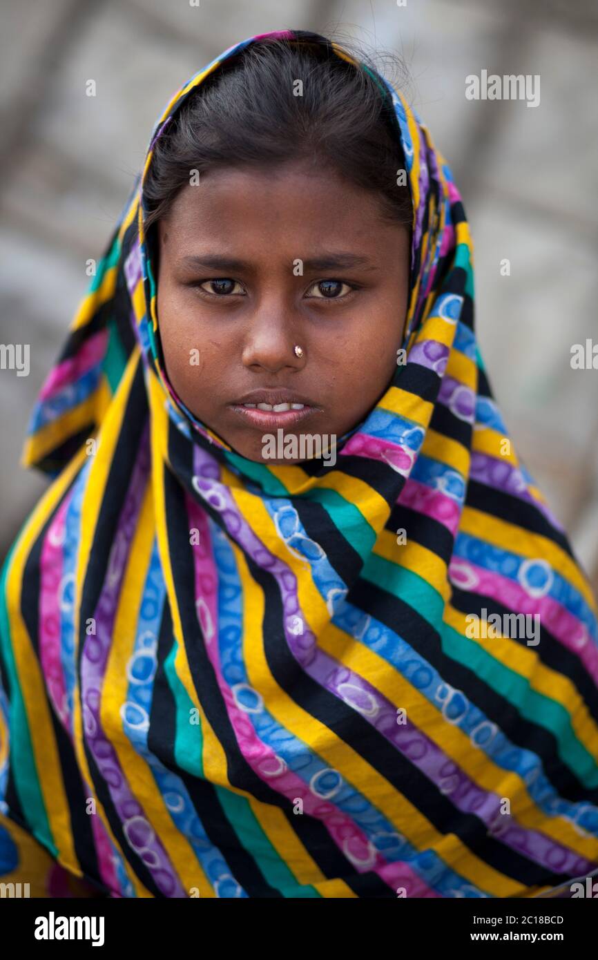 Tamanna de 11 ans travaillant dans une usine de traitement du riz en gagnant 50 taka (0.65 USD) par jour. Un enfant travaillant dans l'usine de traitement du riz a travaillé cet hôtel Banque D'Images