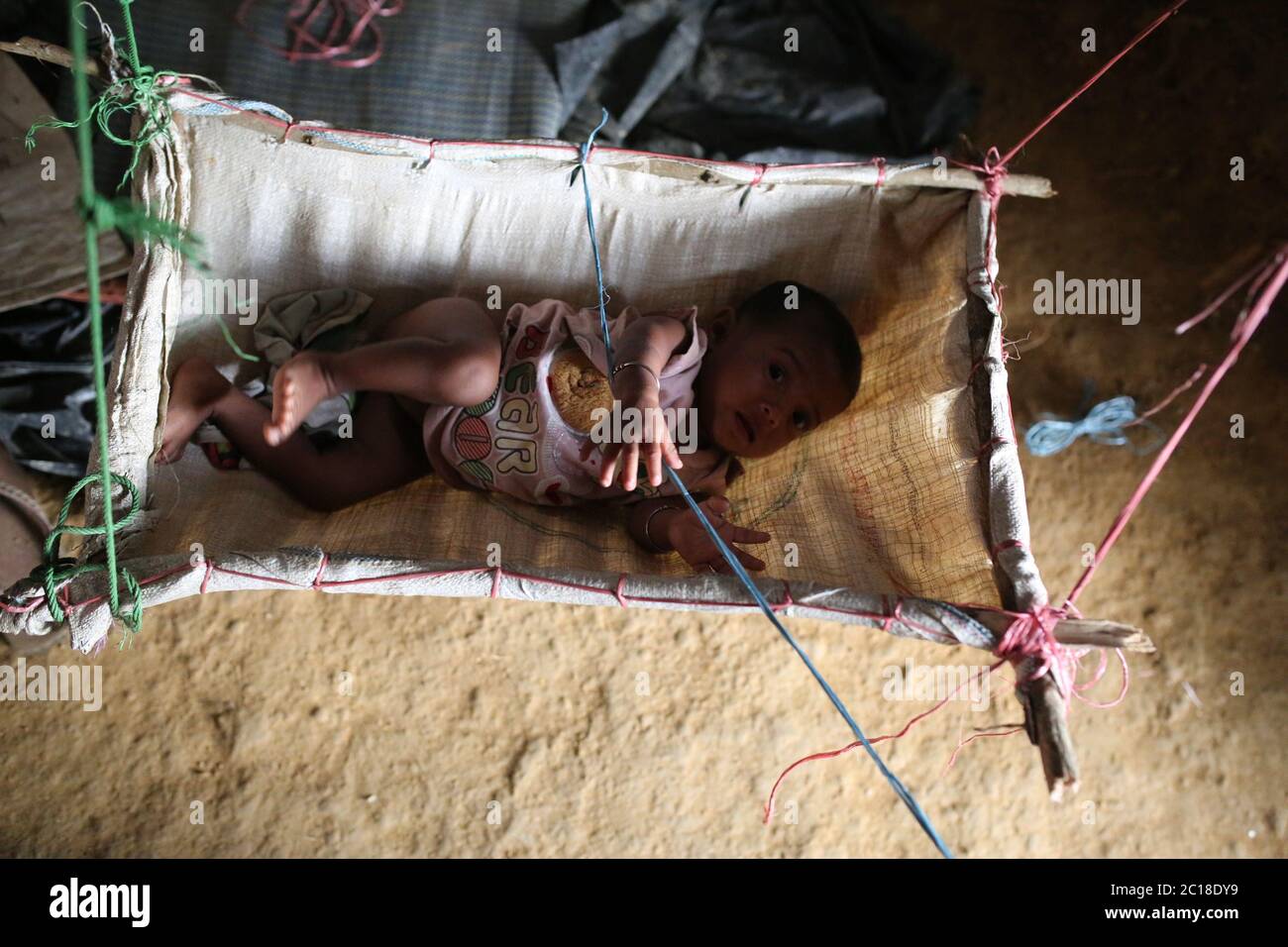 Un enfant rohingya à l'intérieur d'une tente improvisée au camp de réfugiés de Kutupalong, Bangladesh, le mardi 03 octobre 2017. Banque D'Images