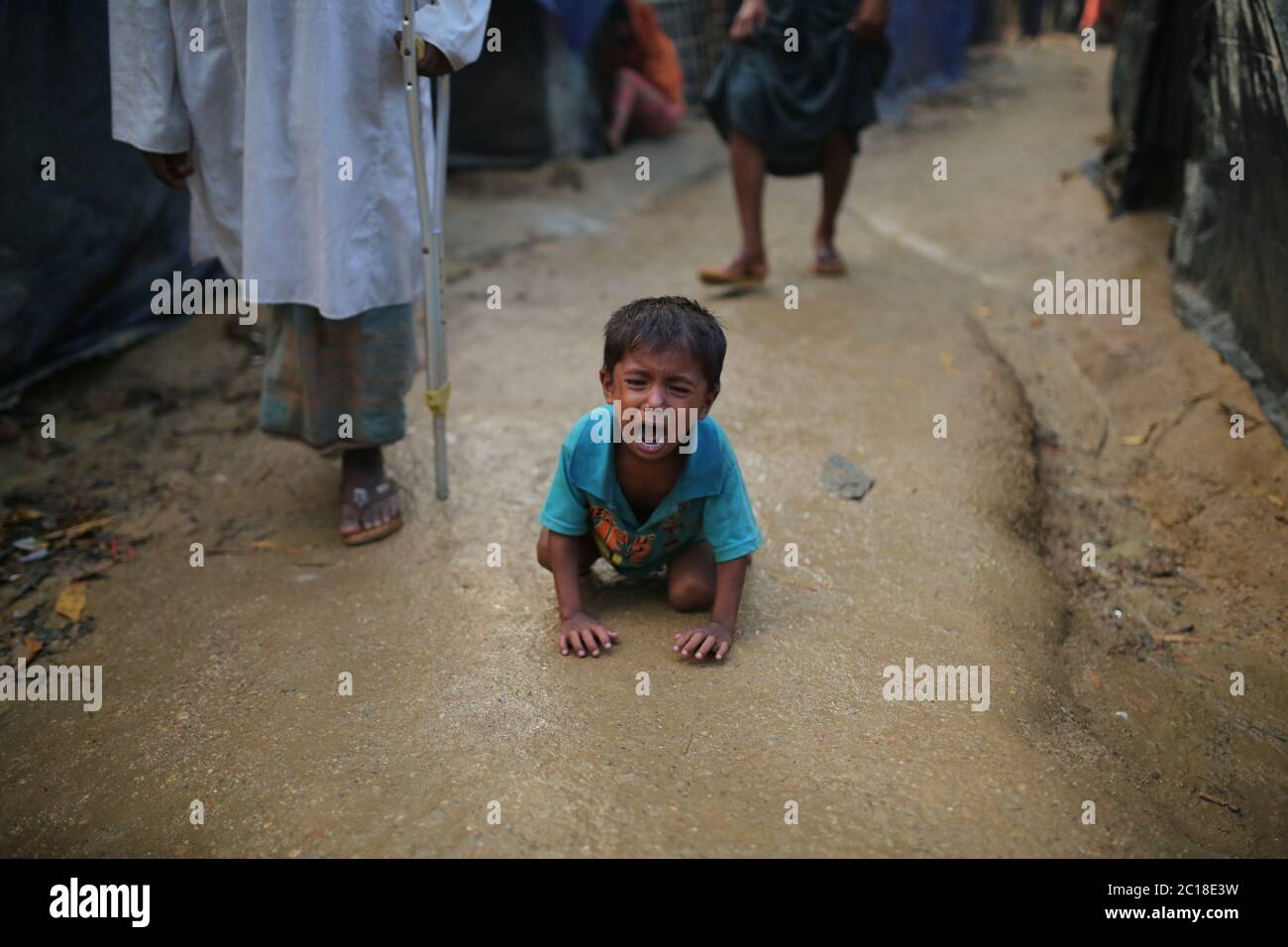 Un enfant de Rohingya pleure au camp de réfugiés de Kutupalong, Bangladesh, le mardi 03 octobre 2017. Banque D'Images