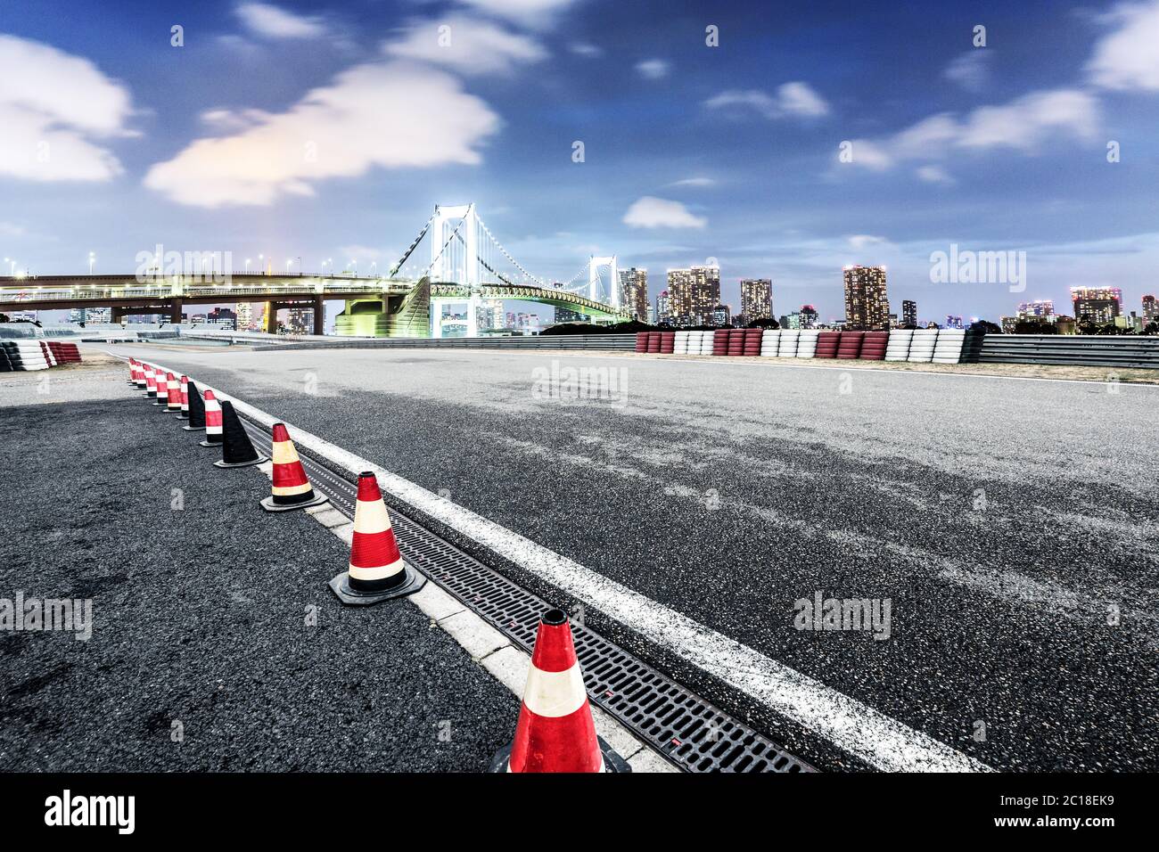 Route asphaltée vide avec cityscape de ville moderne Banque D'Images