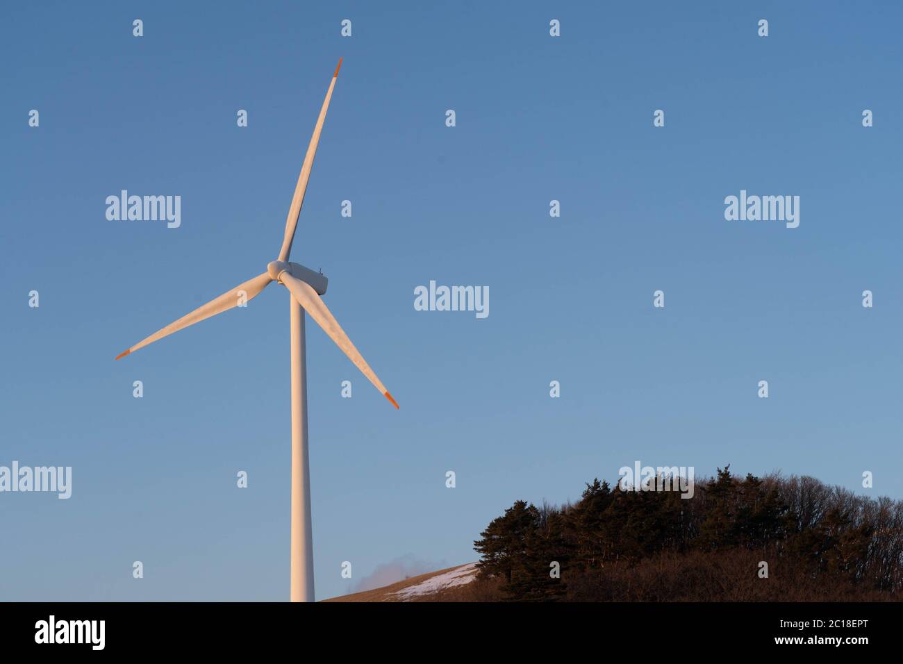 Moulin à turbine électrique sur un ciel bleu. Banque D'Images