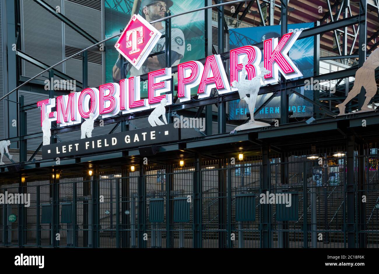 WA16775-00...WASHINGTON - porte d'entrée du terrain gauche au T-Mobile Park, stade de terrain de l'équipe de baseball des Seattle Mariners. 2019 Banque D'Images