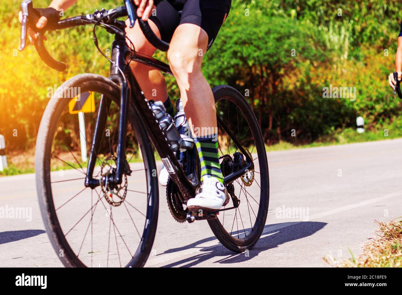 l'homme faisait du vélo le matin. Banque D'Images