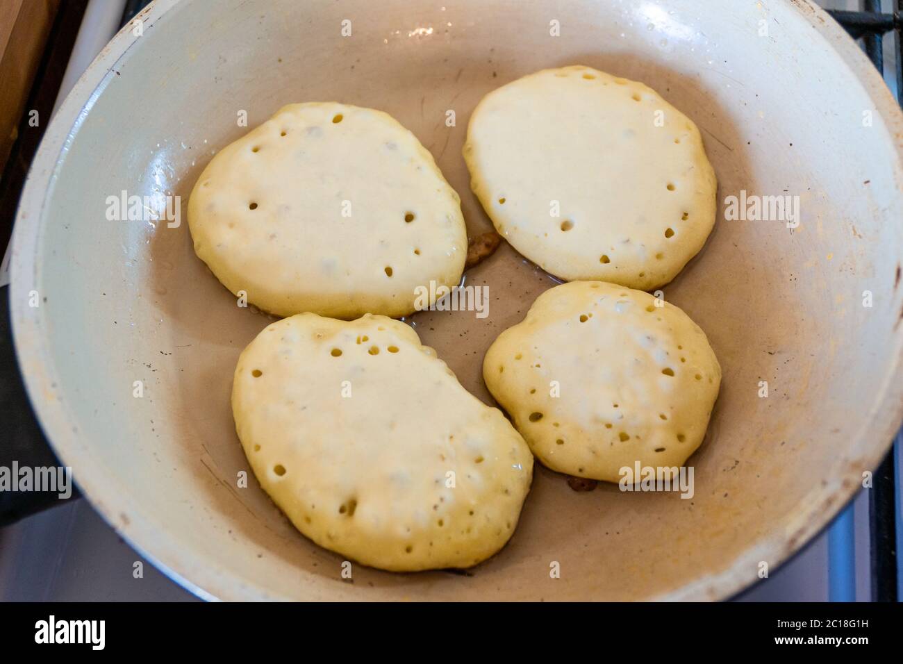 les gâteaux sont frits dans une poêle légère, d'un côté les bords sont déjà brunis, la chose principale est de ne pas trop cuire Banque D'Images