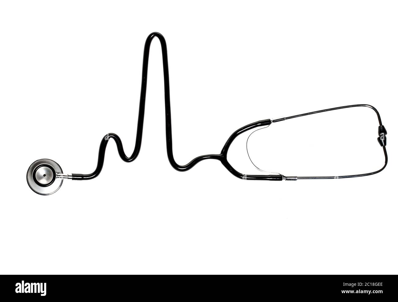 Stéthoscope en forme de battement de coeur isolé sur fond blanc. Banque D'Images