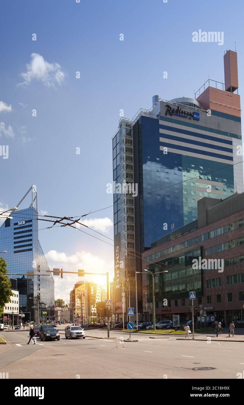 TALLINN, ESTONIE - JUIN 17: Vue sur les bâtiments modernes de haute élévation à la frontière avec une vieille partie de la Banque D'Images