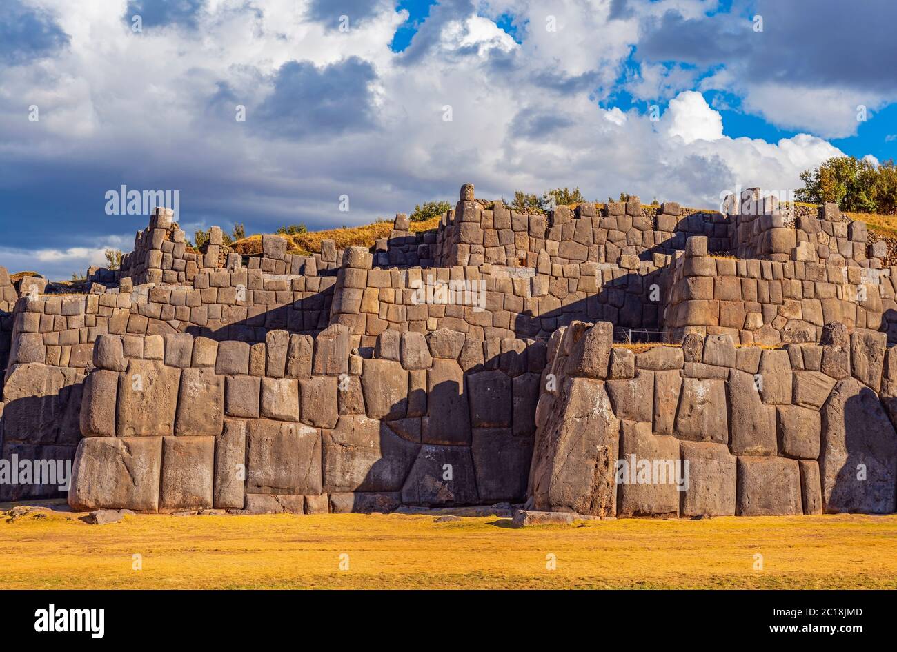 Les ruines de l'Inca avec le rocher géant de granit de la forteresse de Sacsayhuaman, Cusco, Pérou. Banque D'Images