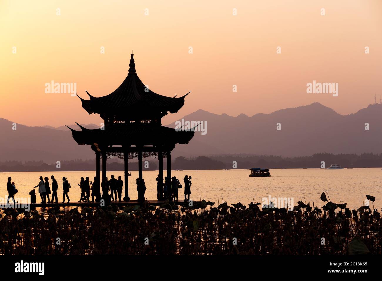 Belle scène de lac avec pavilion at Twilight Banque D'Images