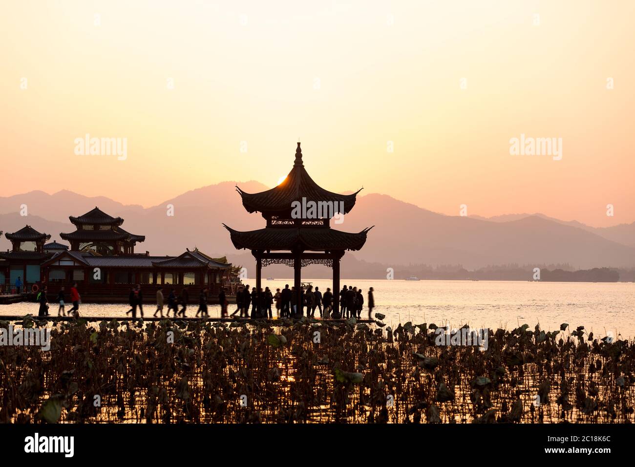 Belle scène de lac avec pavilion at Twilight Banque D'Images