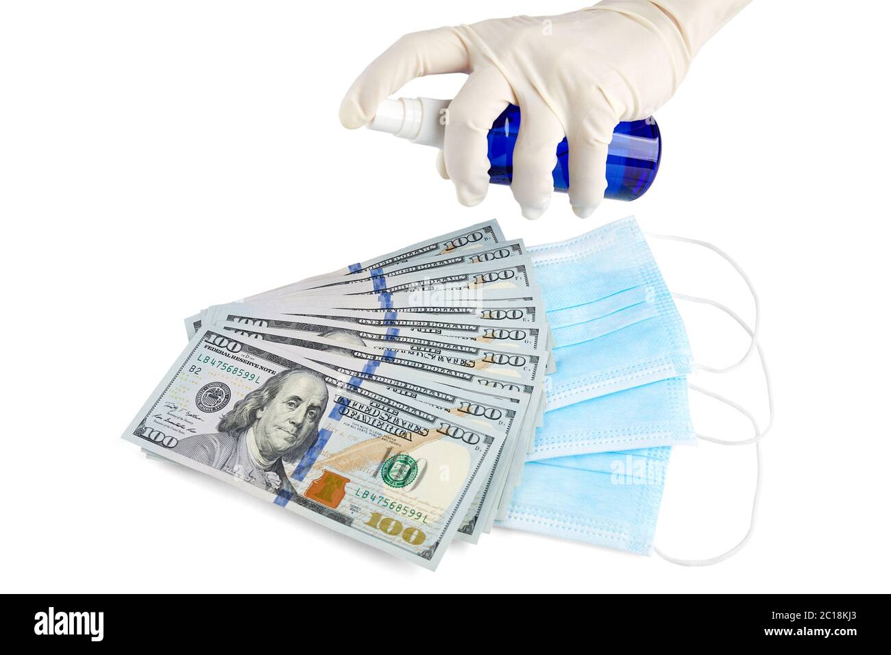 Spray antiseptique à la main, masques médicaux bleus et pile de 100 billets de banque de dollars isolés sur fond blanc. Banque D'Images